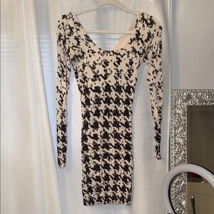 Elegant Black and Cream Patterned Dress guess